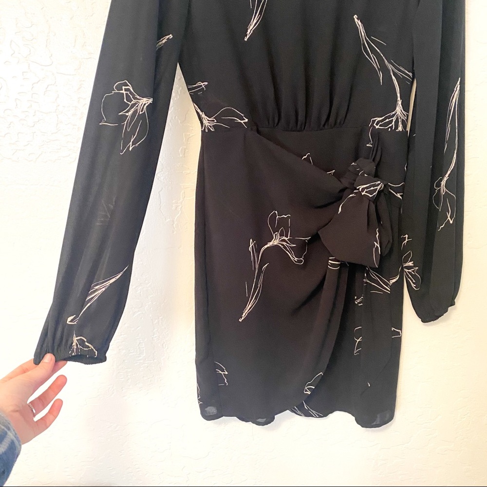 ASTR BLACK FLORAL WRAP MINI DRESS S - Picture 3 of 5